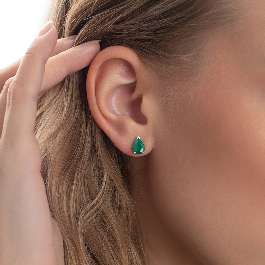 Серьги из платины с изумрудами огранки 
