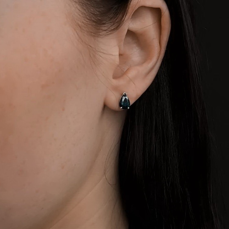 Серьги из платины с сапфирами огранки 
