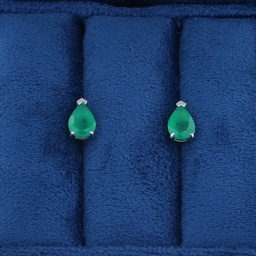 Серьги из платины с изумрудами огранки 