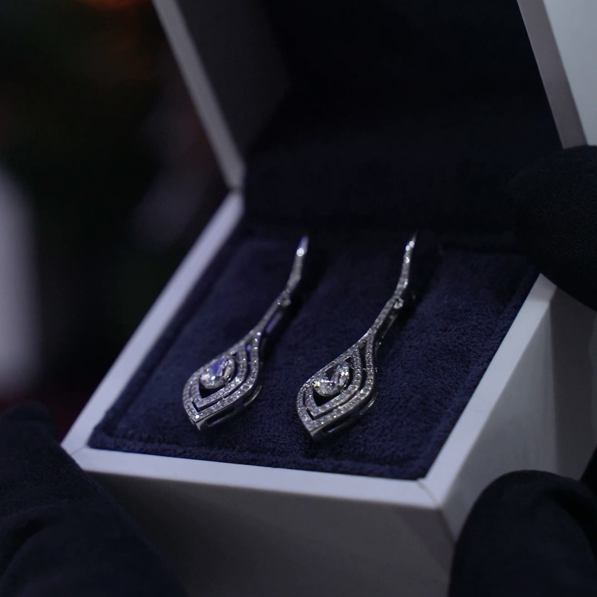 Серьги из платины с россыпью бриллиантов ПС-306-01 Platinum Lab видео 1
